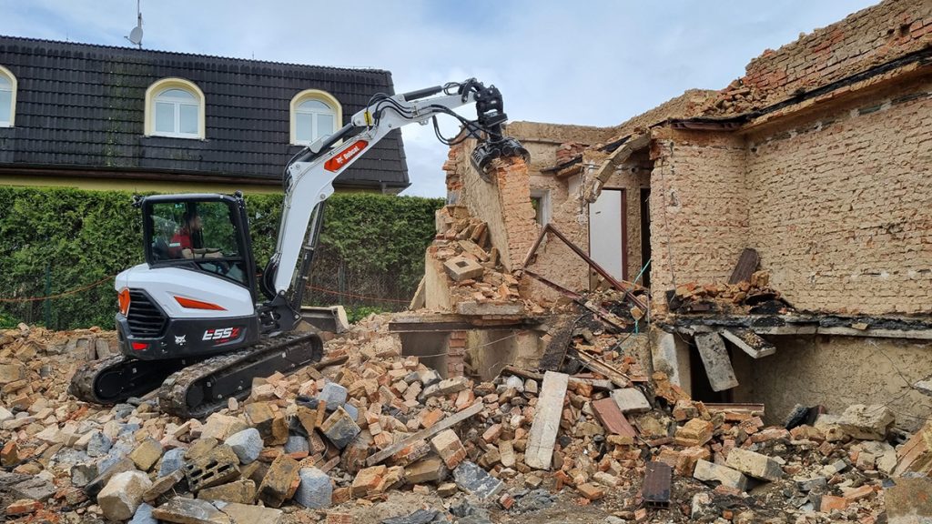 New Bobcat Excavator And Loader Demolish House In Just 2 Days