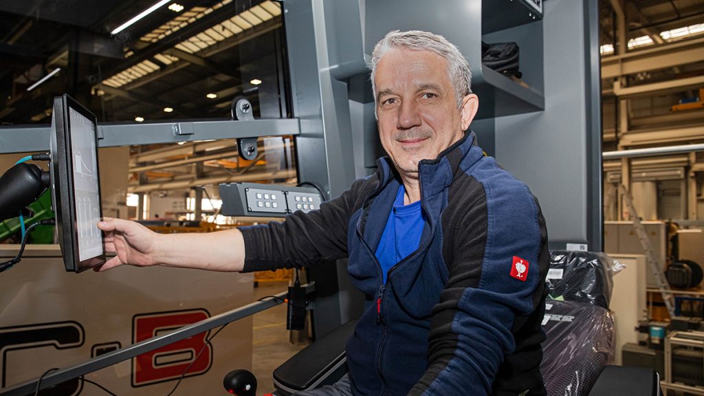 User-friendly and great to operate: Viktor Zhezher is impressed by the new display.