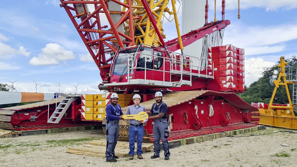 From left to right: Roberto Flores (field technician Liebherr-Mexico), Santos del Cid (CMI Honduras), Carlos Fermin (field technician Liebherr-Mexico) at the handover of the LR 1600/2 in Honduras. The locally applicable Corona specifications were complied with.