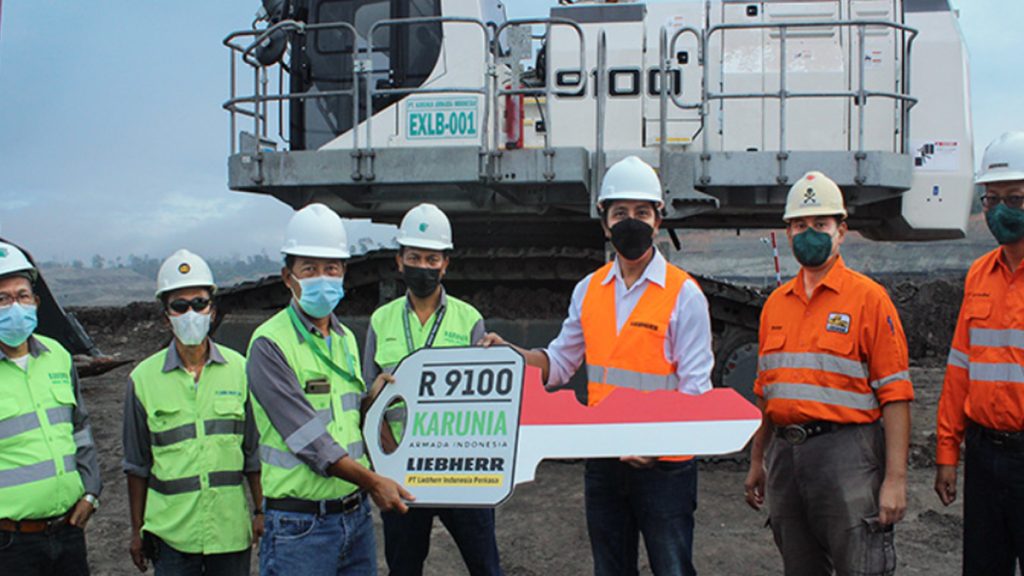 Handover of the R 9100 Liebherr mining excavator in the context of a new partnership between Liebherr Indonesia and PT Karunia Armada Indonesia.
