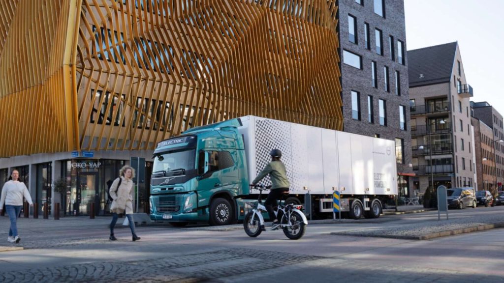 DFDS Extends Its Record Order With Another 25 Electric Trucks From Volvo