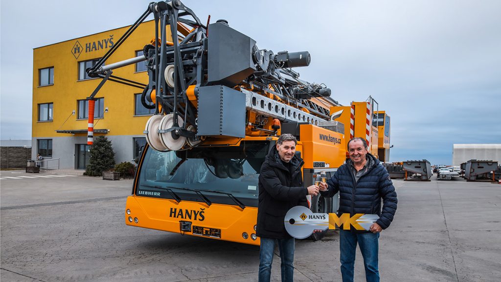 Symbolic key handover for the MK 140 Plus: Valdemar Matuška (left), Managing Director Liebherr-Stavební stroje CZ, s.r.o., and Rostislav Hanyš, owner of Hanyš - Jeřábnické práce, s.r.o..