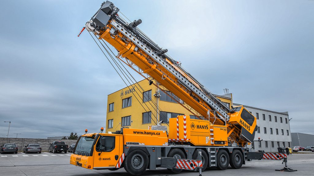 The MK 140 is the only crane in its series to feature a three-section telescopic tower of solid-wall construction.