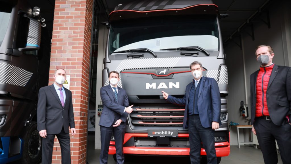 In front of the near-production prototype of the MAN electric trucks, which was shown for the first time in Nuremberg (from left to right): Hubert Aiwanger, Bavarian Minister of Economic Affairs, Alexander Vlaskamp, CEO of MAN Truck & Bus, Dr. Markus Söder, Minister President of Bavaria, and Dr. Frederik Zohm, CTO of MAN Truck & Bus.