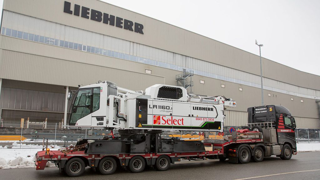 The first LR 1160.1 unplugged leaves the Liebherr plant in Nenzing.