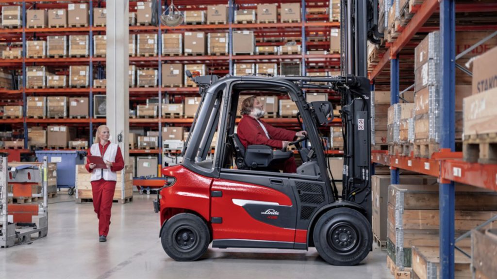 The Linde Motion Detection assistance system provides even better protection for pedestrians in warehouse areas by detecting movements behind a stationary truck.