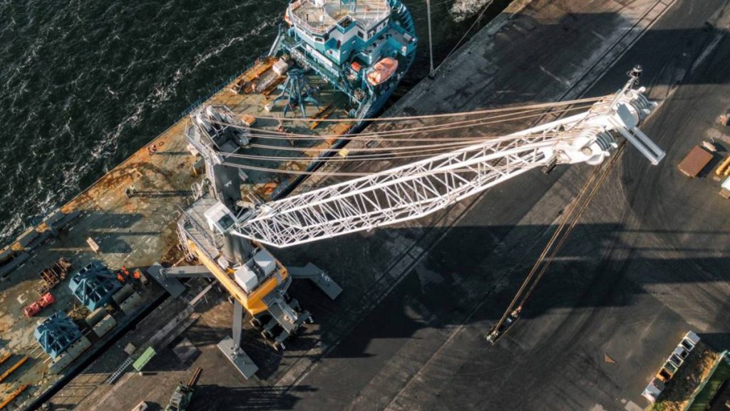 The 300th LHM 550 is loaded in Rostock’s city harbour for delivery to Gdansk.