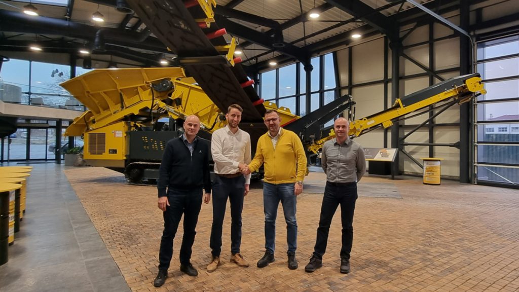 Keestrack Welcomes CTE As New Dealer For Romania Keestrack CEO Frederik Hoogendoorn and CTE’s General Director Andrei Dumitra shake hands