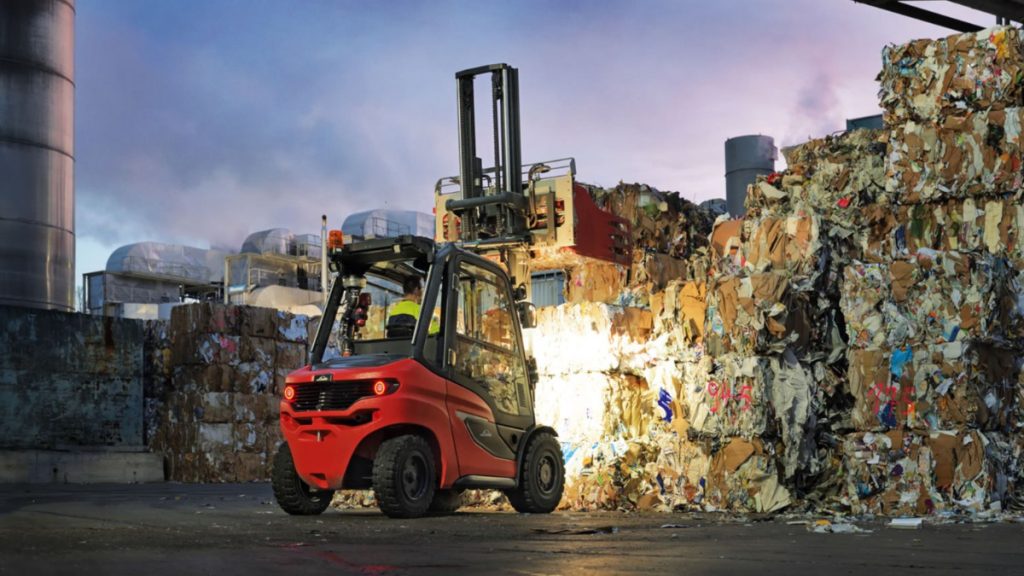 Linde Material Handling’s forward-looking 12XX generation of IC forklift trucks with a load range of 3.5 to 5 tons ensure high pallet turnover.