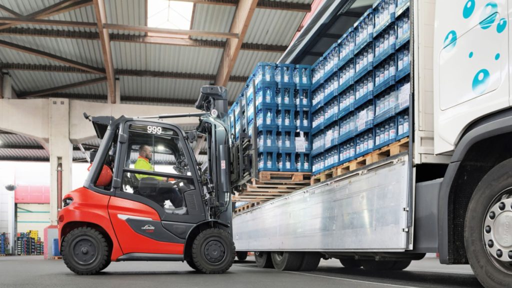 The interaction of industrial engine, continuously variable transmission and sophisticated operating concept gives the new Linde H35 to H50 diesel and LPG forklift trucks the power in goods handling that operators appreciate so much.