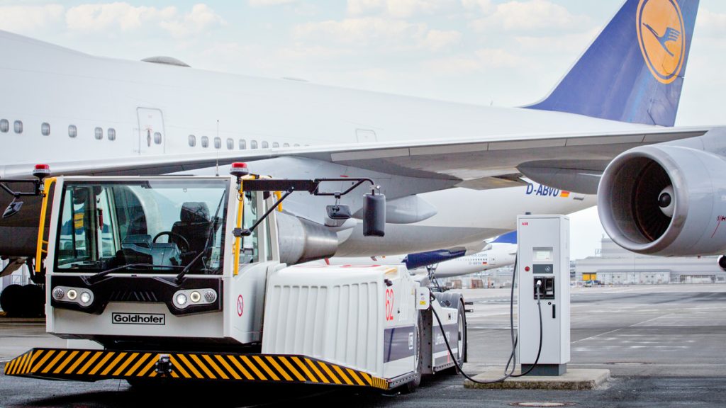 Working hard at Frankfurt Airport since December 2021: the Goldhofer PHOENIX E