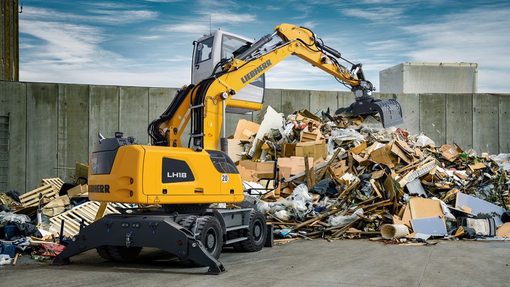 The LH 18 M Industry Litronic is the most compact representative of the range of Liebherr material handling machines and is predestined for efficient operations in the field of recycling and waste management.