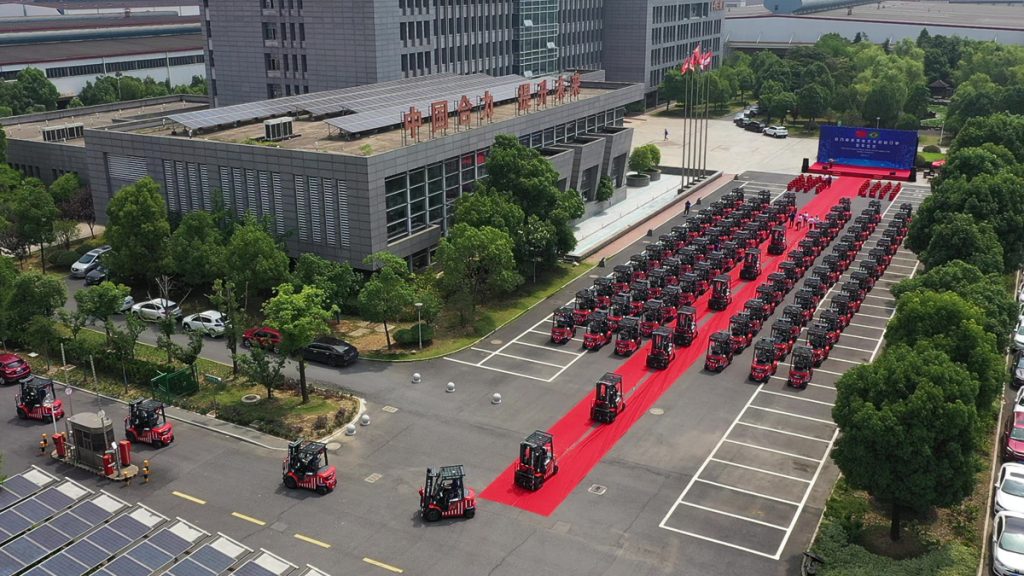 Heli Delivers 500 Li-Ion Trucks Heli Delivers 500 Li-Ion Trucks
