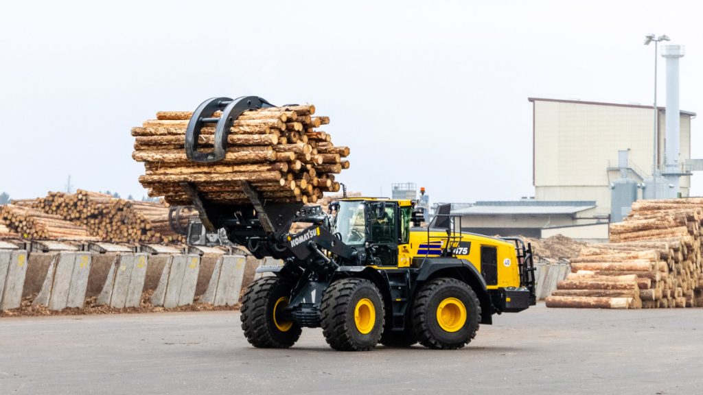 The timber industry version of the WA475-10 with the new "tool linkage" boom, used here for loading round timber.