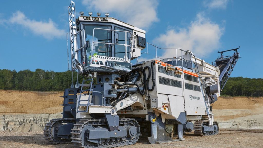 The Wirtgen 280 SM(i) is a high-performance surface miner for reliable, selective extraction of primary resources by direct loading, sidecasting or cut-to-ground.