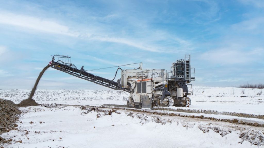 With the 280 SM(i) surface miner, primary resources are extracted in purest quality and crushed in situ in a single operation – without drilling and blasting, and with minimal environmental impact.