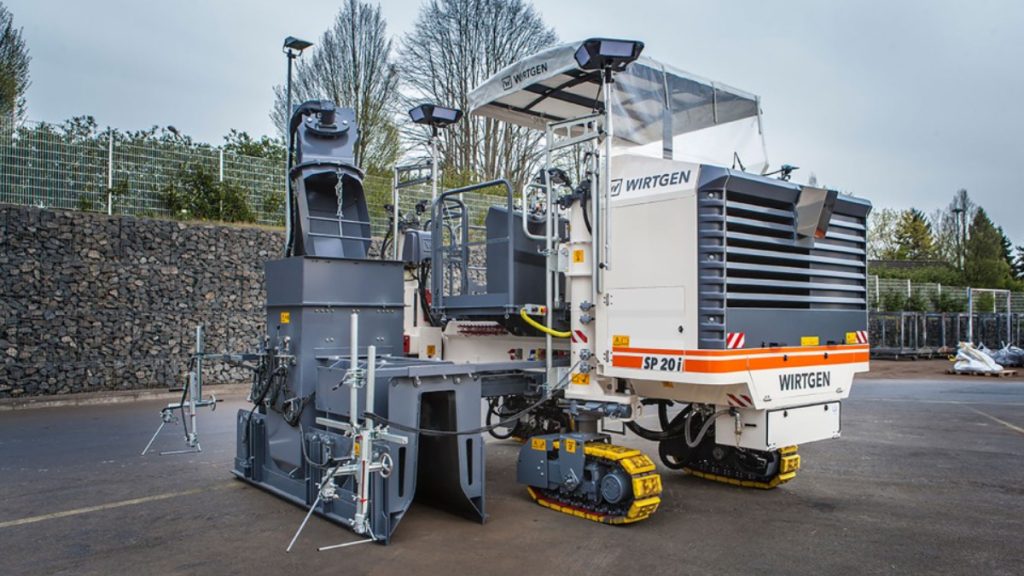 World premiere: With lifting columns connected directly to the chassis, the application-optimised configuration of the SP 20(i) enables efficient paving of monolithic concrete profiles with a height of up to 2.0 m or concrete surfaces with a maximum width of 2.5 m.