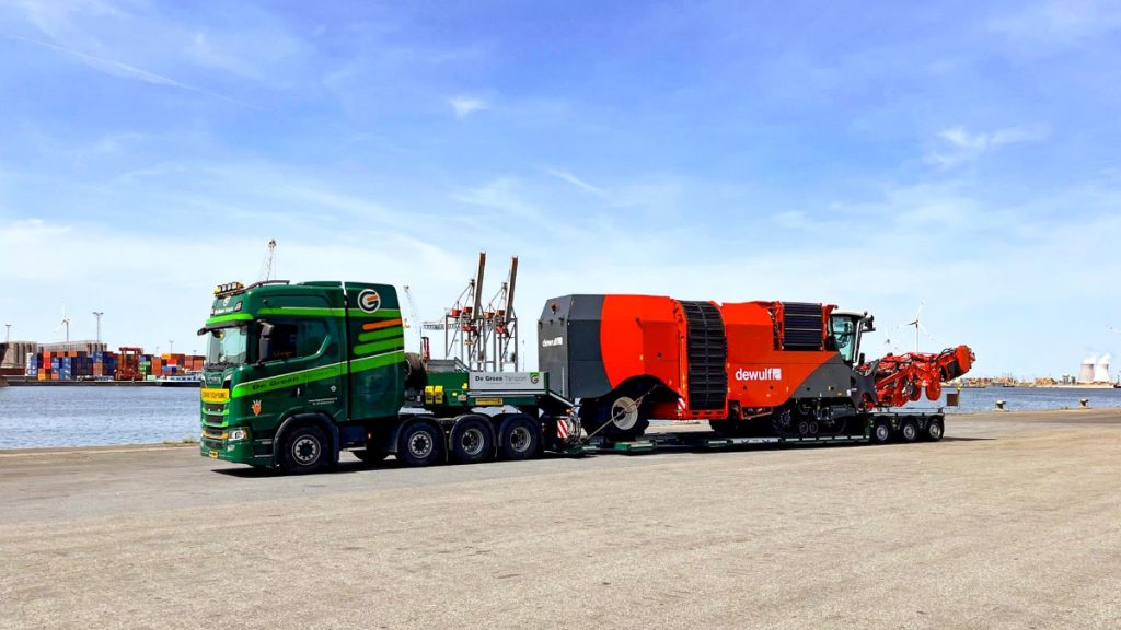 Flexible MegaMAX For The Transport Of Farming Machines Flexible MegaMAX For The Transport Of Farming Machines