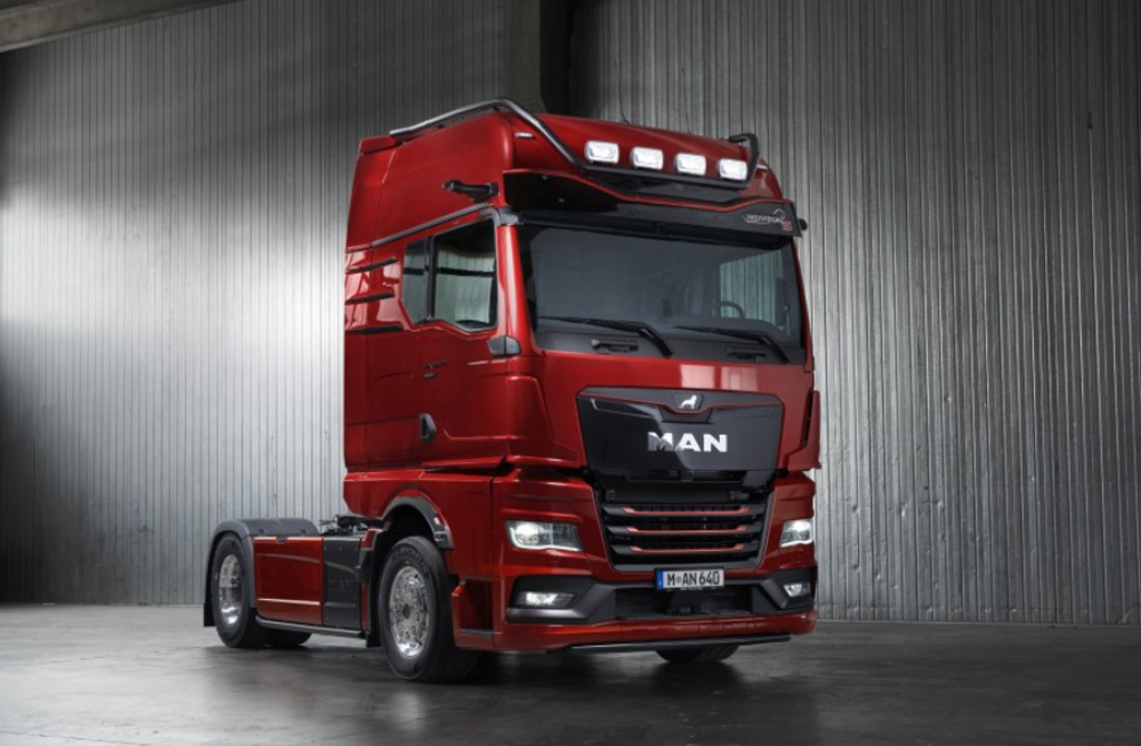 Top of the range in performance and exclusivity. At the IAA Transportation 2022 MAN is showing a MAN TGX 18.640 in Individual Lion S version with the optics package in black.