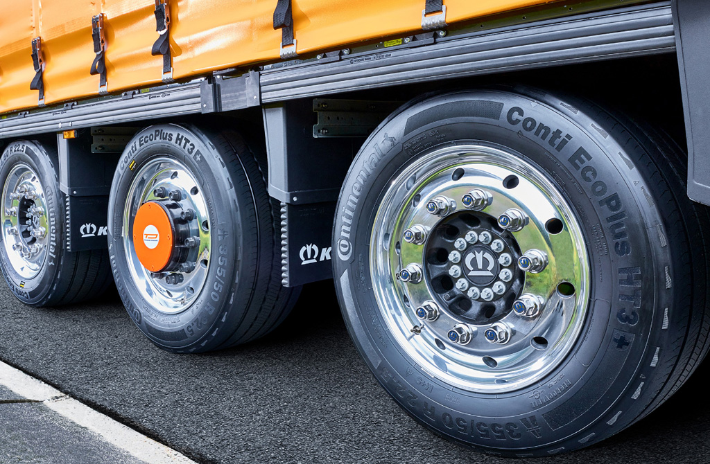 The special tread compound ensures a good balance between traction and tire life.