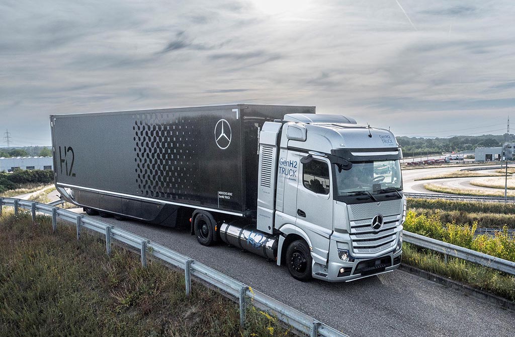 Entwicklungsmeilenstein erreicht: Daimler Truck testet Brennstoffzellen-Lkw mit FlüssigwasserstoffDevelopment milestone: Daimler Truck tests fuel-cell truck with liquid hydrogen