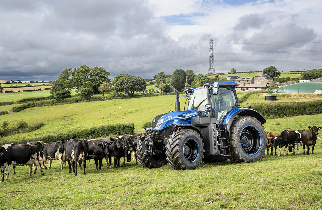 New Holland Agriculture Debuts World’s First LNG Tractor