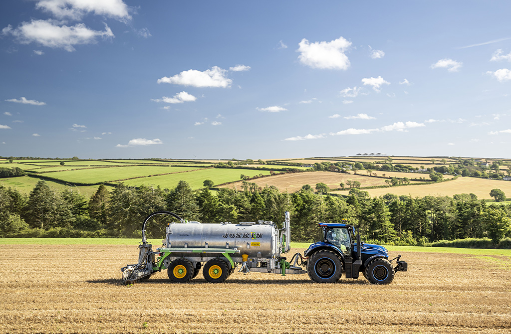 New Holland Agriculture Debuts World’s First LNG Tractor