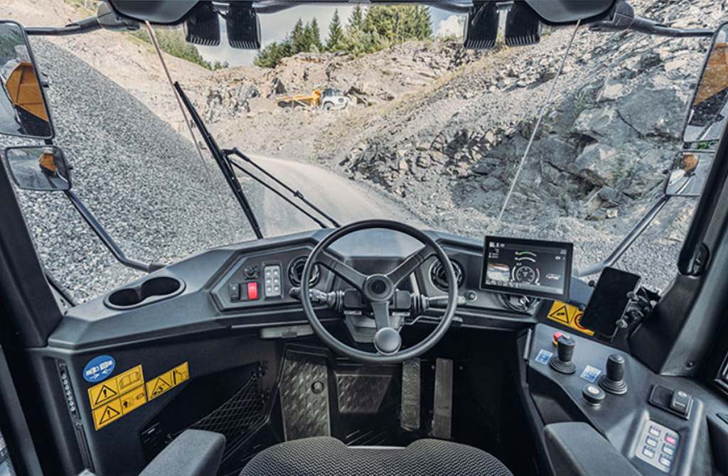The newly developed operator's cab provides large glass areas without any obstructing struts and an excellent view of the front, sides and articulating area.