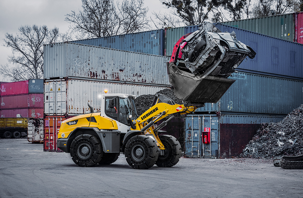 High performance in use: A new Liebherr L 546 wheel loader loads bulky and heavy recycling materials.