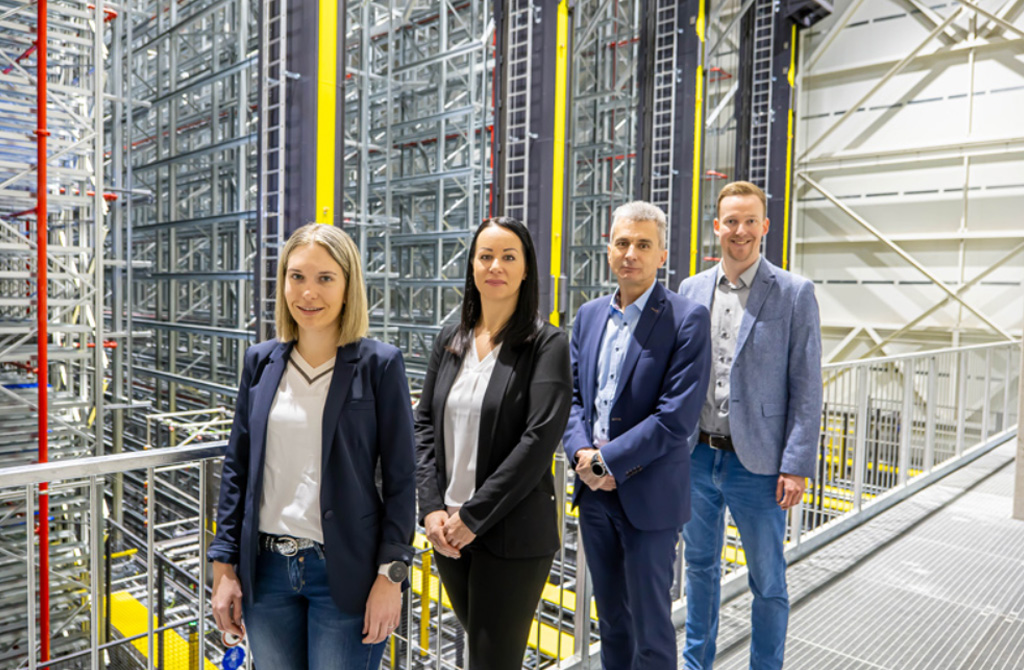 Employees of Liebherr-Werk Bischofshofen GmbH in front of the new automated warehouse. The group from left to right: Alexandra Bernhofer (HR generalist), Nadja Leitinger (trainee officer for Intralogistics), Peter Schachinger (Director of Production and Operations), Alexander Berner (Head of Human Resources and Welfare).