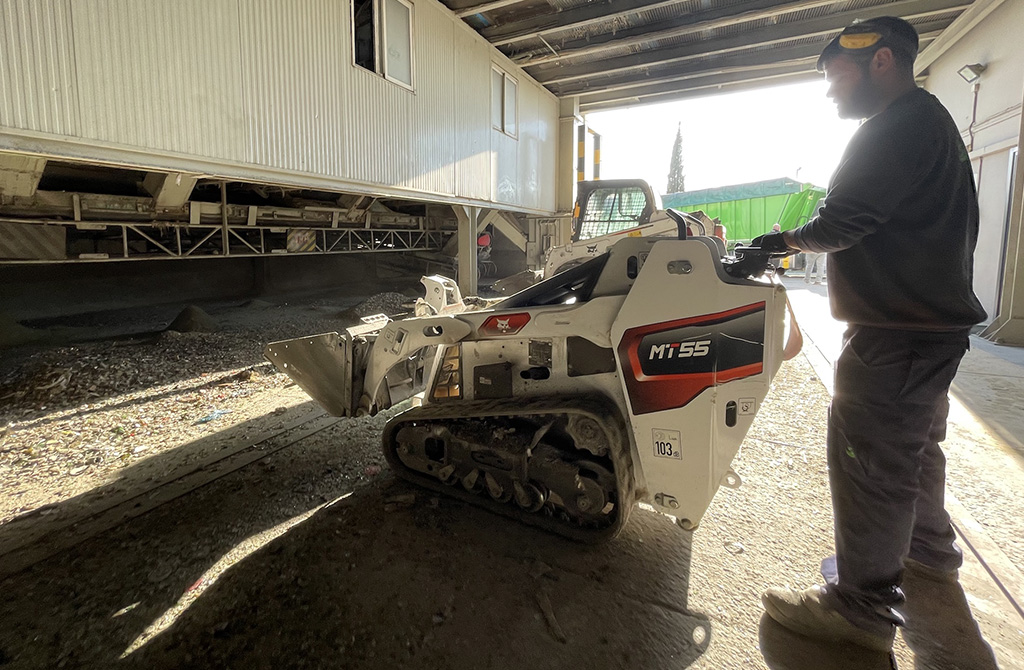 Bobcat Mini Track Loader Proves To Be Ideal Solution In Glass Recycling And Treatment Plant In Spain