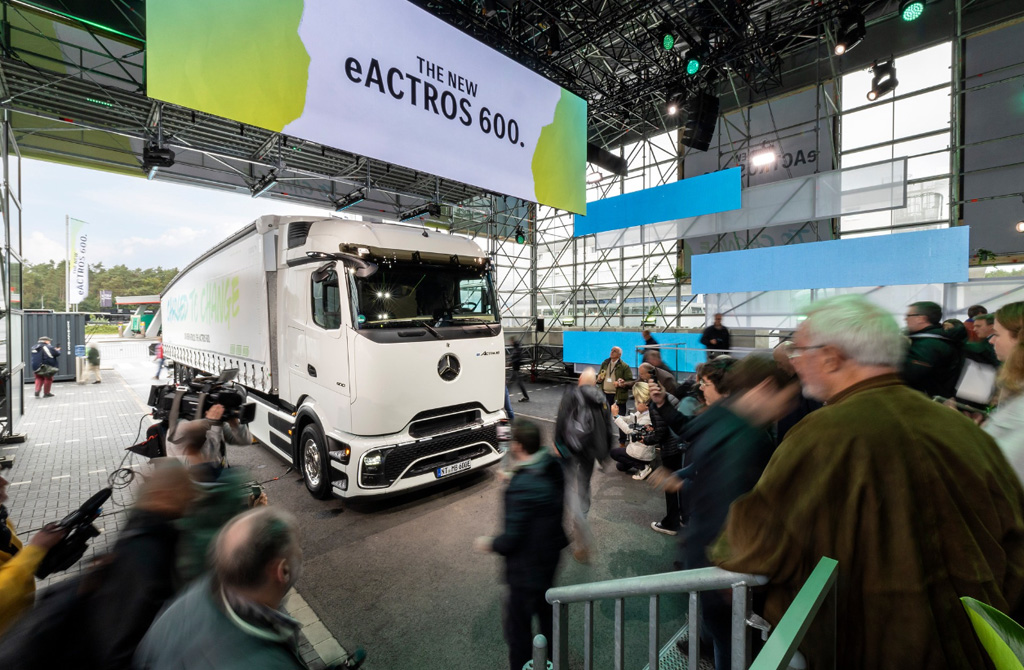 Mercedes-Benz Trucks Celebrates World Premiere Of The Battery Electric Long-Haul Truck Eactros 600
