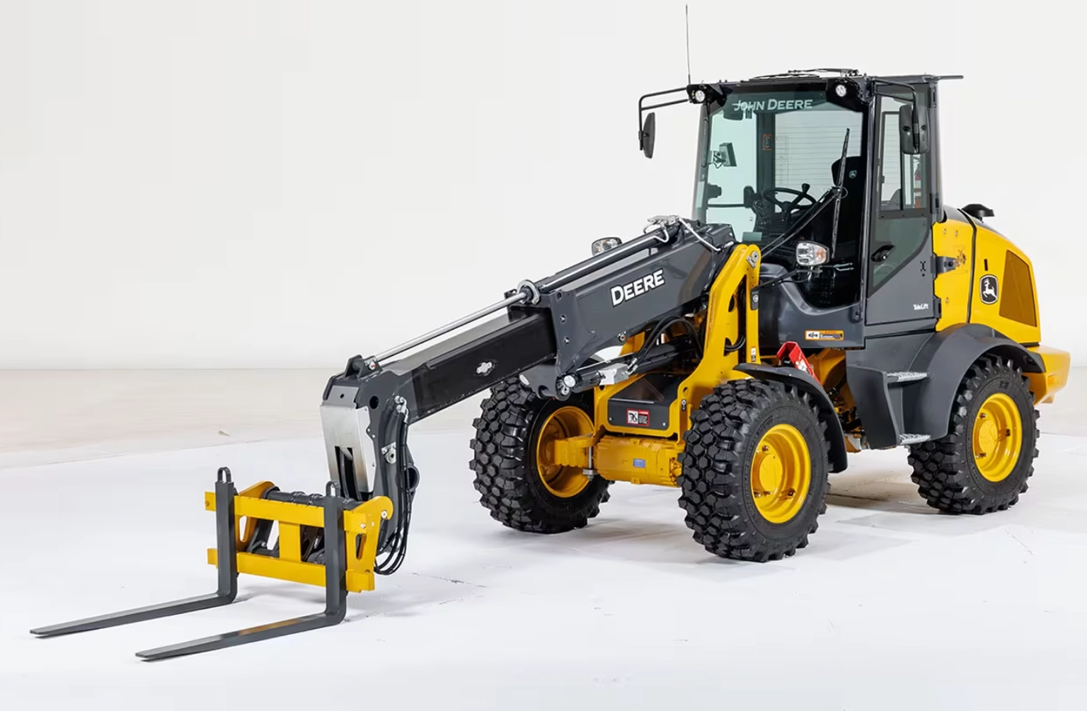 John Deere Introduces New Telescopic Compact Wheel Loader