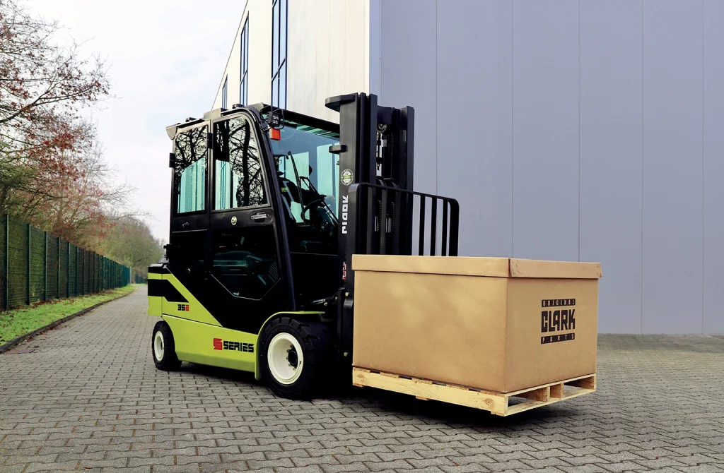The SE25-35 series of electric four-wheel forklift trucks with load capacities of 2.5 to 3.5 tonnes is another highly efficient and environmentally friendly alternative to IC engine-powered forklift trucks