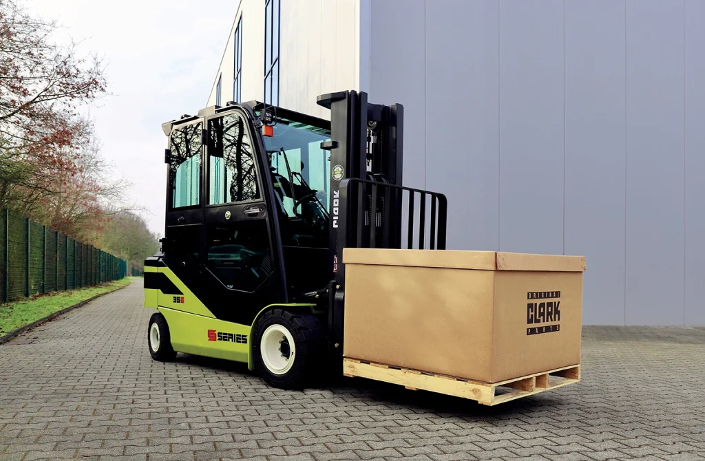 Clark Presents The S-Series Electric The SE25-35 series of electric four-wheel forklift trucks with load capacities of 2.5 to 3.5 tonnes is another highly efficient and environmentally friendly alternative to IC engine-powered forklift trucks