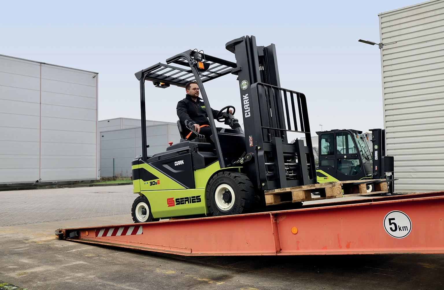 Safe use on sloping terrain or ramps is guaranteed by the automatically engaging electric parking brake. This prevents the truck from unintentionally accelerating or rolling backwards and ensures that the operator always has the vehicle under control
