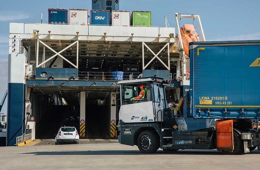 MOL And Volvo Penta Unite To Develop Full Electric 4X4 RoRo Tractors