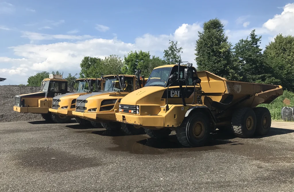 Inspecting Construction Machinery At Auctions_2