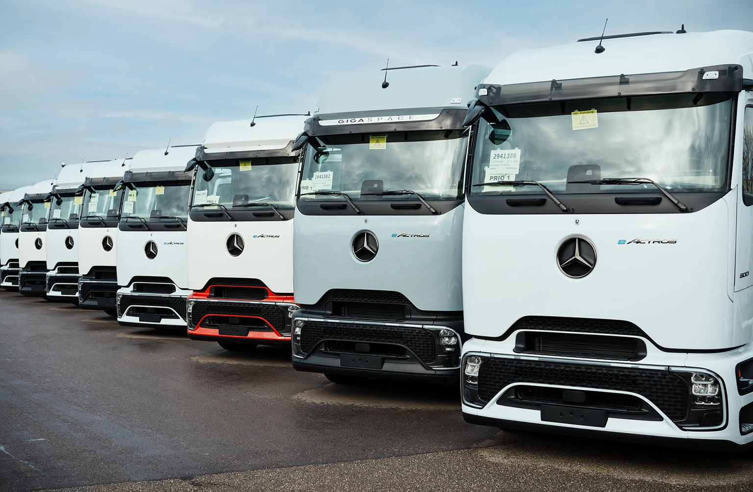 Mercedes-Benz Trucks Hands Over First Series-Produced eActros 600